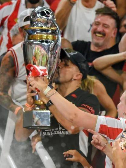 Verón siguió con los festejos por el Clausura y bancó otra vez al plantel