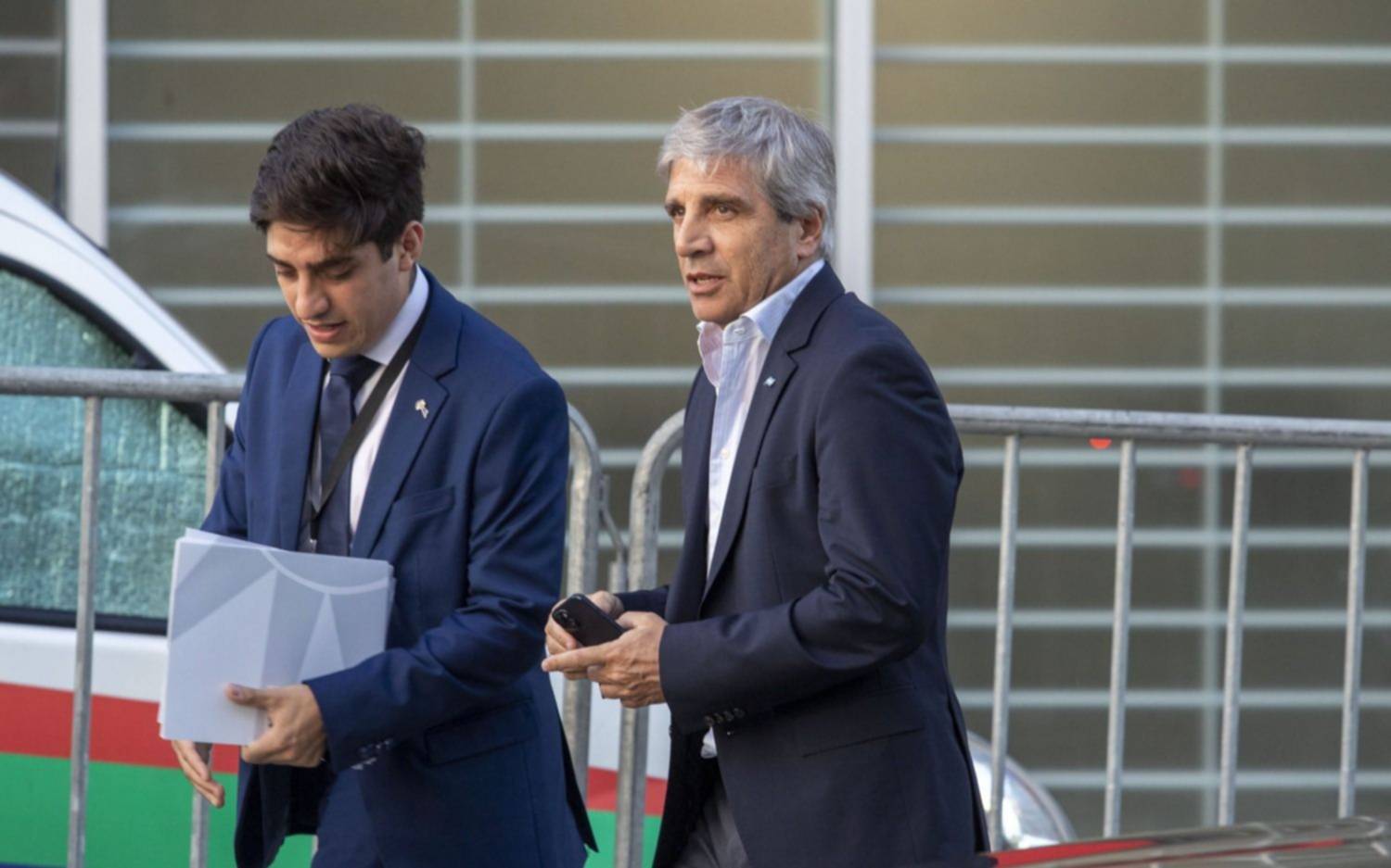 Caputo defendió el cambio en las bandas y explicó cómo comprarán reservas