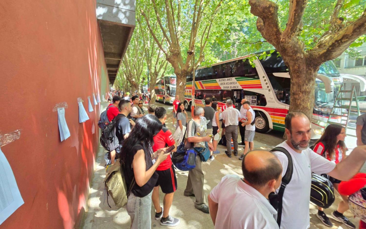 Cambio de ruta, horarios y operativo: así será la movilización de micros e hinchas de Estudiantes a San Nicolás