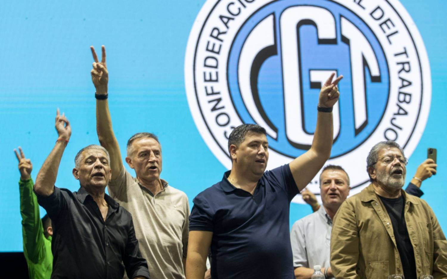 Con apoyo peronista, de la izquierda y piqueteros, la CGT protesta en la calle