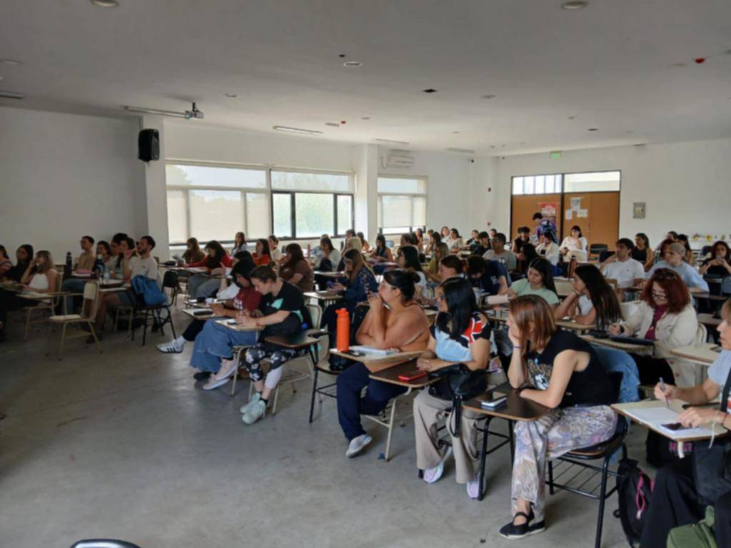 Psiquiatras y psicólogos, dan charlas de salud mental en clubes