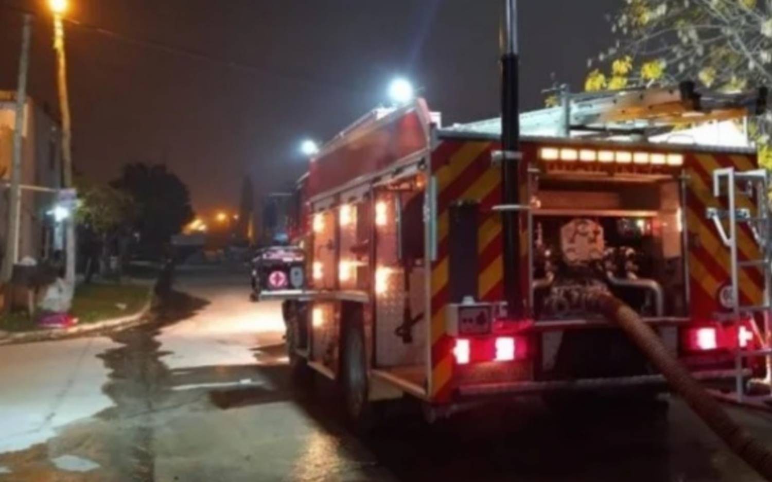 Incendio de gran magnitud afectó a vivienda en Quilmes Oeste 