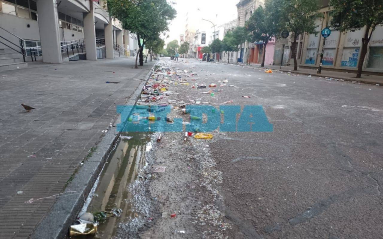 "Le faltan el respeto a la Universidad": recibidas en donde nadie limpia y dejan un "río" de basura en La Plata