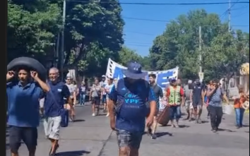 Cuidacoches  marcharon  al Deliberante en rechazo a la privatización del estacionamiento