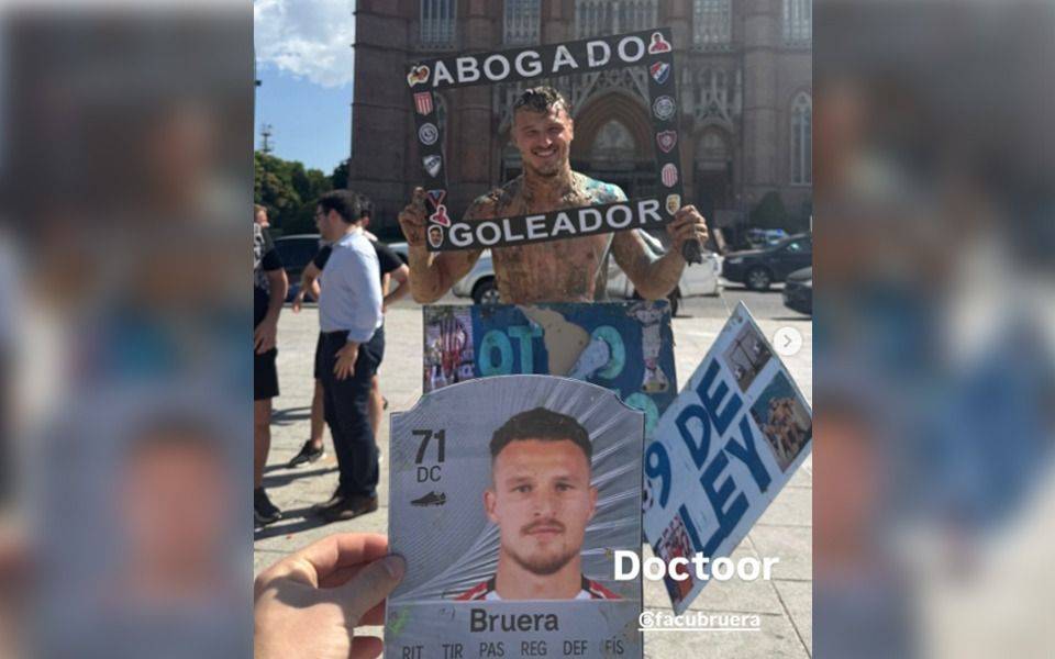 Un goleador de Ley: el delantero Facundo Bruera se recibió de abogado en La Plata