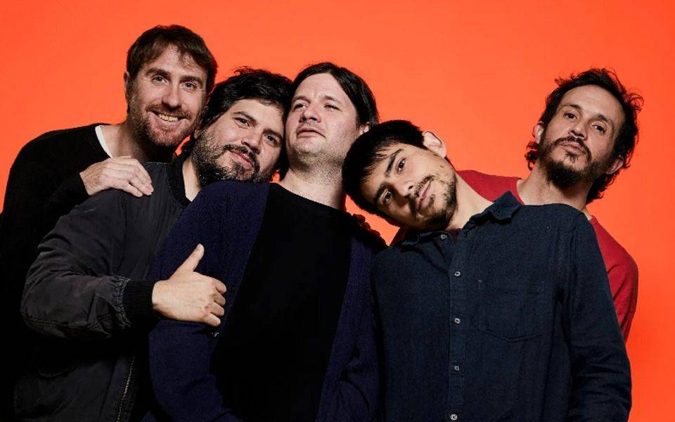 El verdadero final vuelve al origen: Él Mató a un Policía Motorizado cierra su trilogía histórica en La Plata