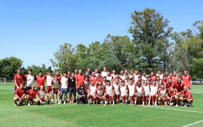 Una frase de Mangano y la foto de todo el plantel de Estudiantes antes de partir a Ramallo