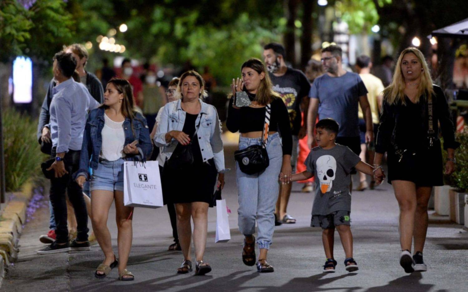 El Comercio local se prepara para la “Gala de Vidrieras con Noche de los Regalos” en La Plata