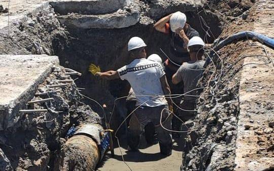 Continúan los trabajos de reparación sobre el acueducto en Punta Lara: entregan agua en camiones