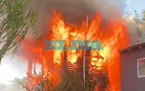 Un voraz incendio arrasó una vivienda en Abasto y una familia pide ayuda para volver a empezar