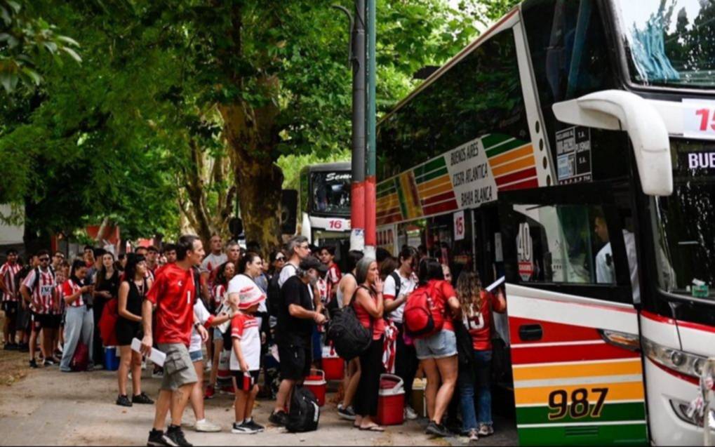 La marea albirroja partió rumbo a San Nicolás para alentar a Estudiantes
