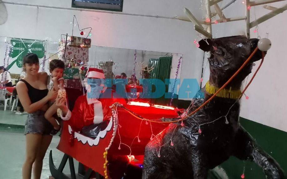 Papá Noel ya recorre los barrios de La Plata repartiendo regalos, sonrisas y felicidad