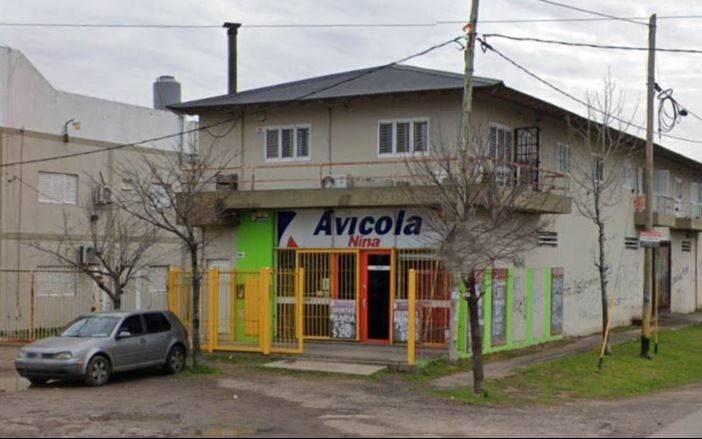 Violento asalto a mano armada en una avícola de La Plata: un agente del SPB resultó herido