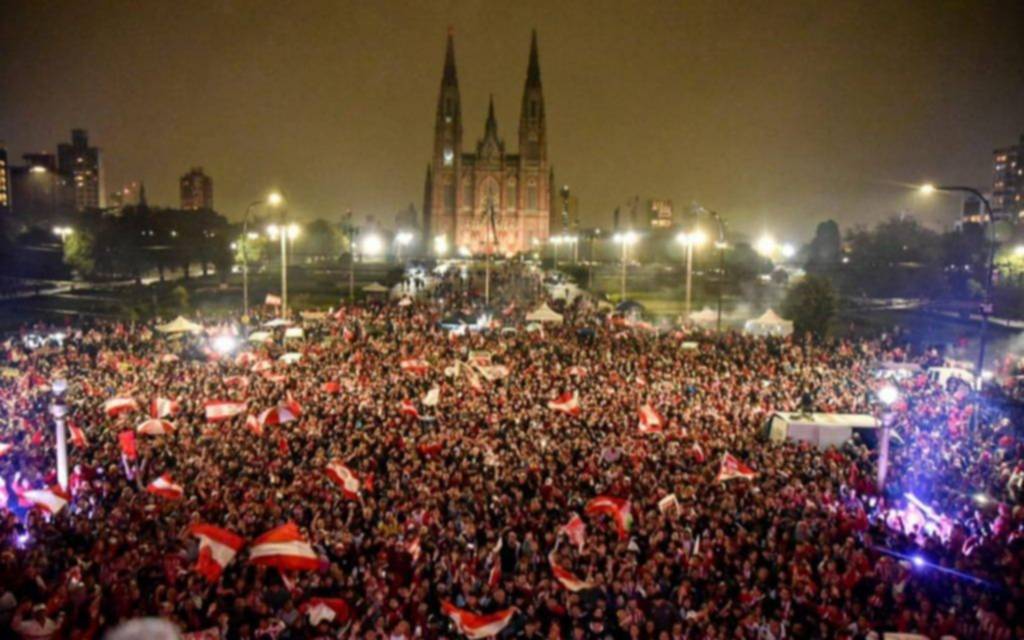 La celebración del Pincha en La Plata, seguirá de madrugada en Plaza Moreno
