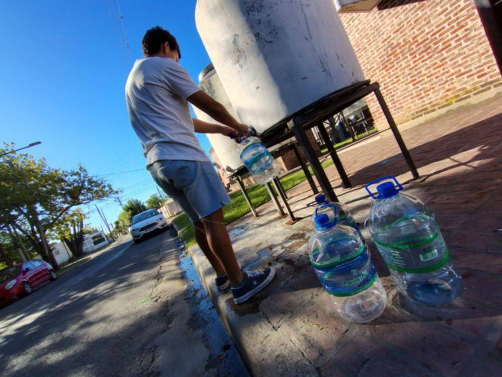 Pasó un cuarto del siglo XXI, pero en Gonnet y Villa Castells aún dependen del aguatero