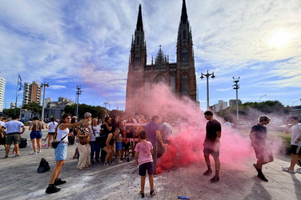 Los festejos universitarios: entre el color, el enchastre y el impacto vial
