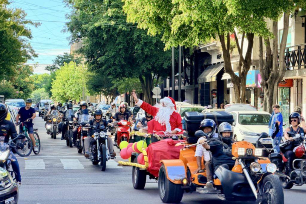 Papá Noel no se aguanta: ya recorre los barrios