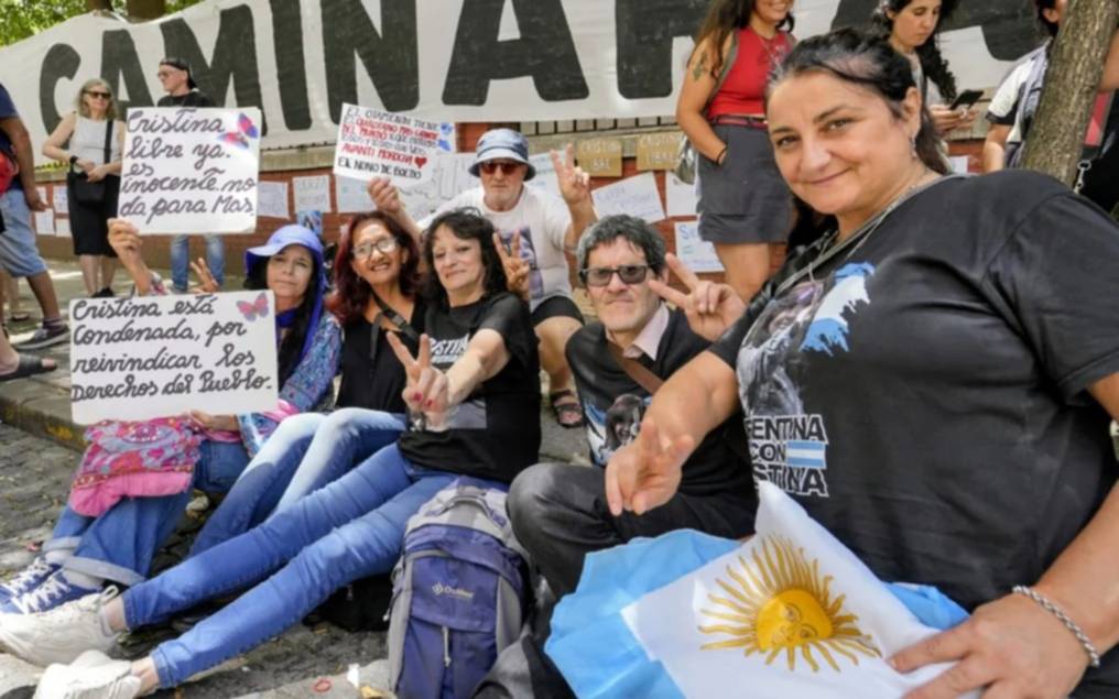 La salud de Cristina Kirchner: militantes hicieron una vigilia y acampan en el Sanatorio Otamendi