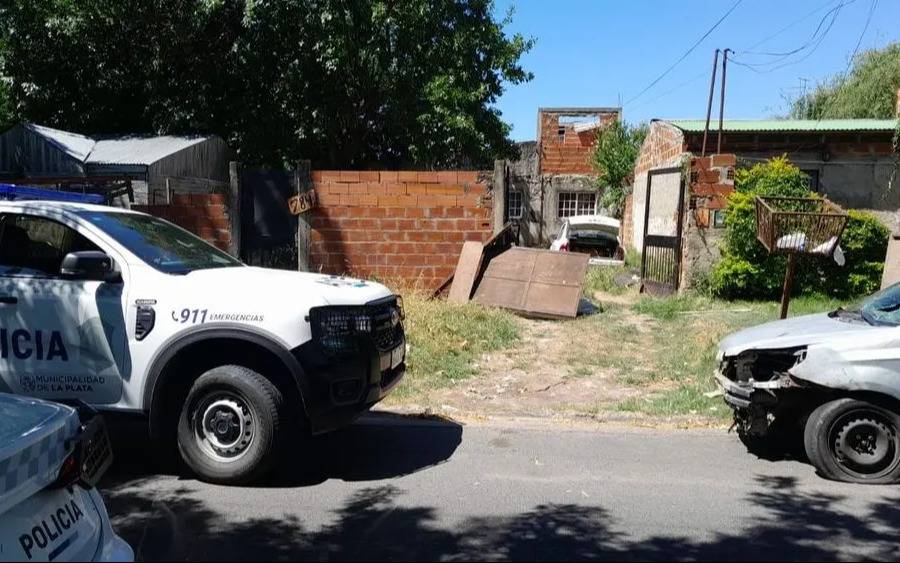Conmoción en un barrio de La Plata: investigan la muerte de un hombre en la vía pública