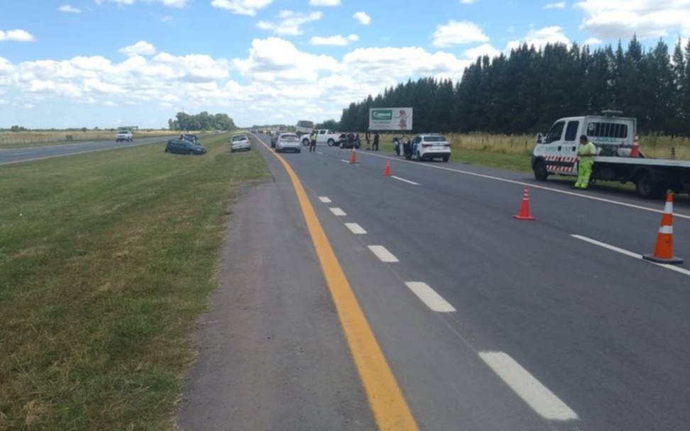 Brutal choque entre una moto y un auto en la Ruta 2: una adolescente fue trasladado de urgencia a La Plata