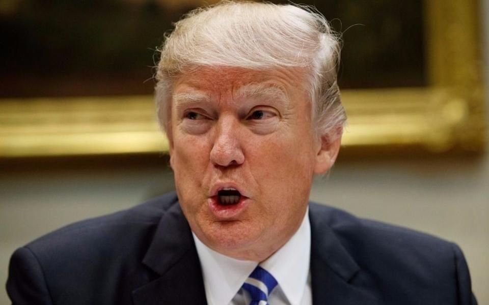 Gesto de Trump hacia el líder de Palestina