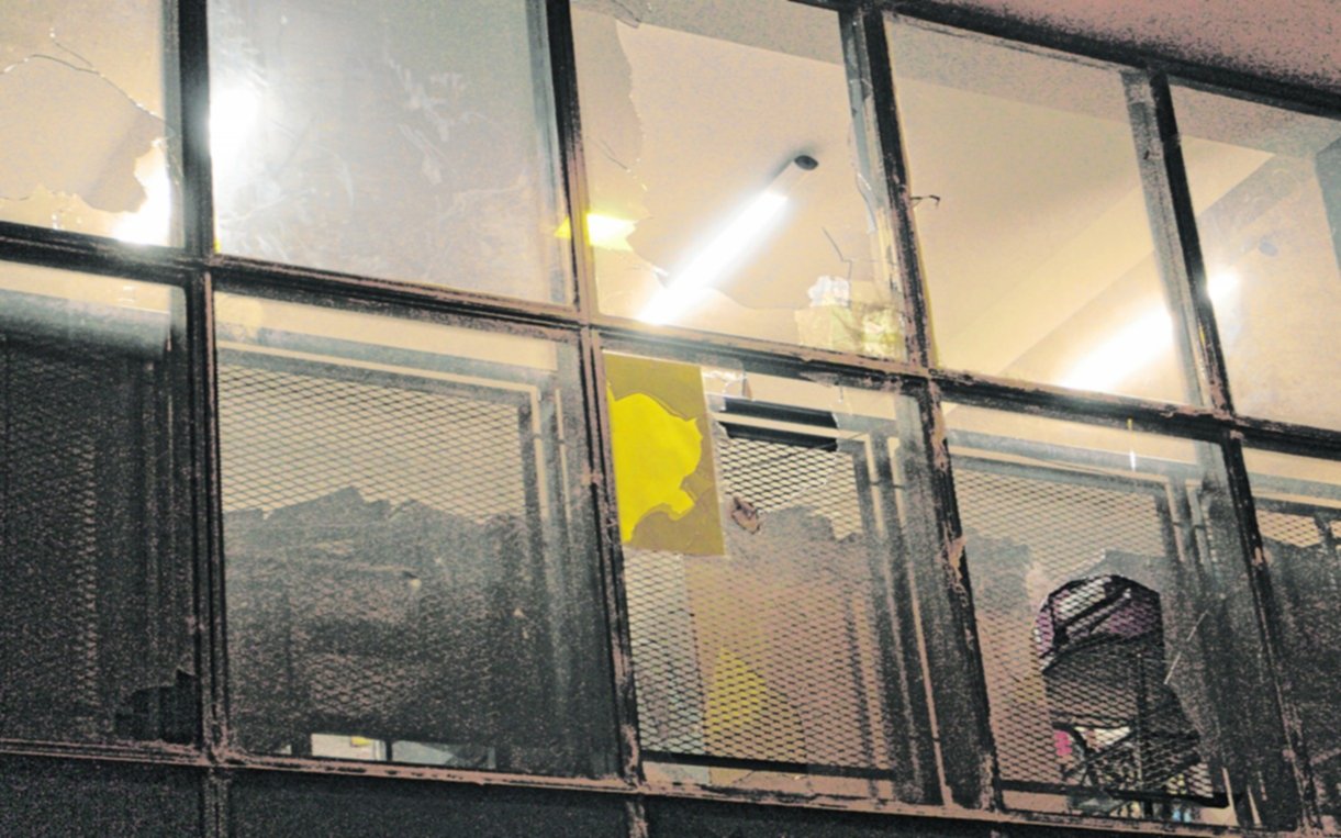 Una pandilla juvenil atacó a pedradas la Técnica 7 y debieron suspender las clases