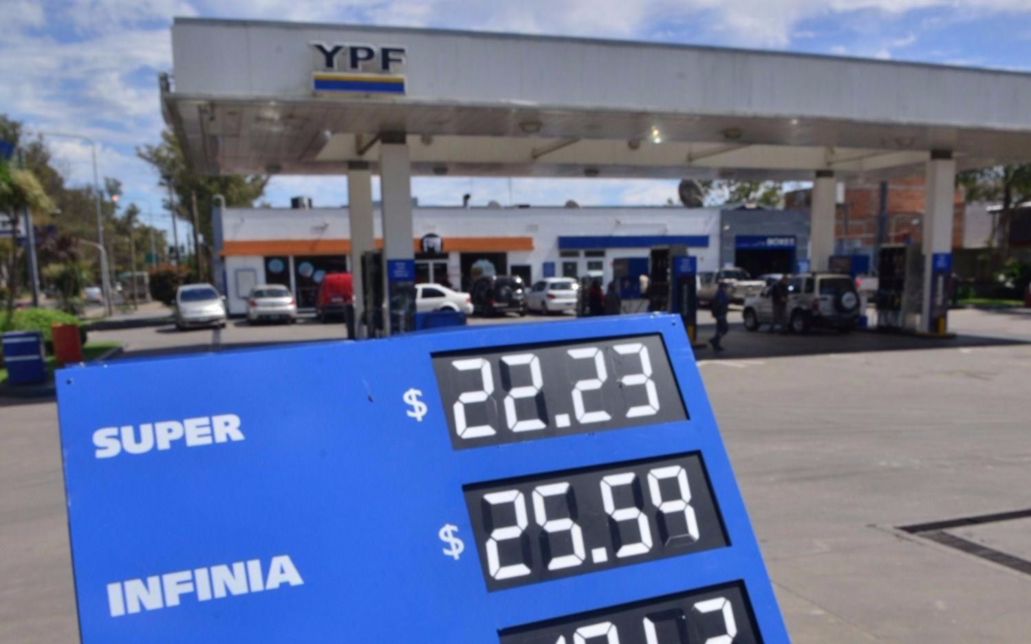 YPF bajó las naftas por la decisión de reducir el costo de los biocombustibles