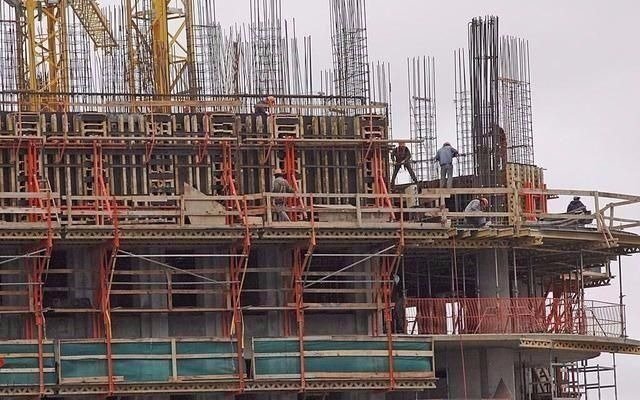 La construcción creció en octubre 25,3% y empujó a la industria
