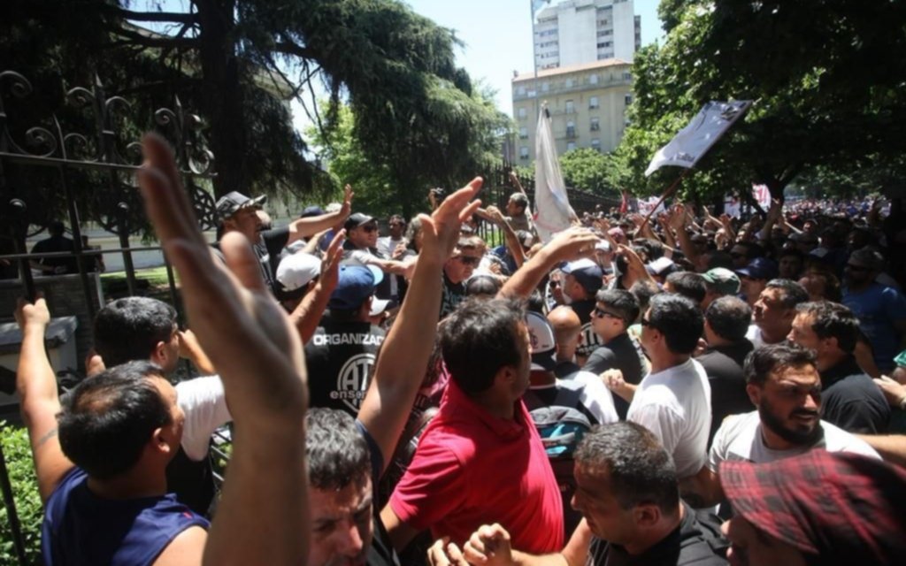 Sigue el paro y nueva marcha por otro intento de reformar la caja del Bapro
