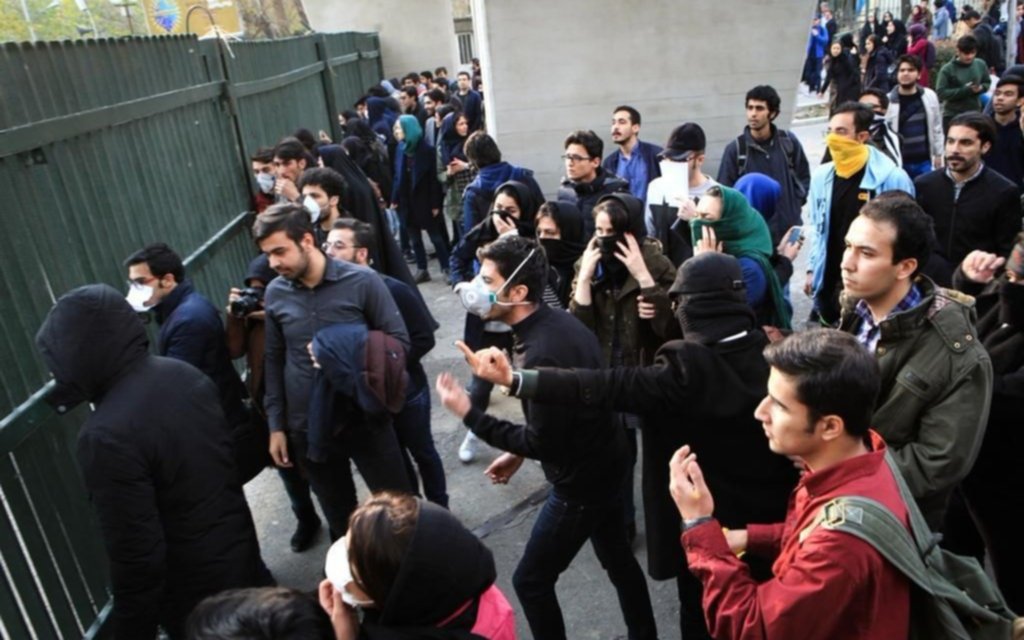 Se extienden las protestas contra el Gobierno en Irán y ya hay 13 muertos