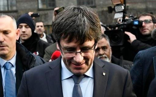 El tribunal constitucional español prohibe asumir a Puigdemont a distancia