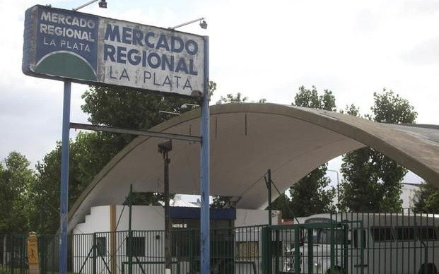 Tensión y amenaza de paro por despidos en el Mercado Regional