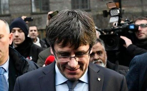 Tras quedar en libertad, Puigdemont pide diálogo