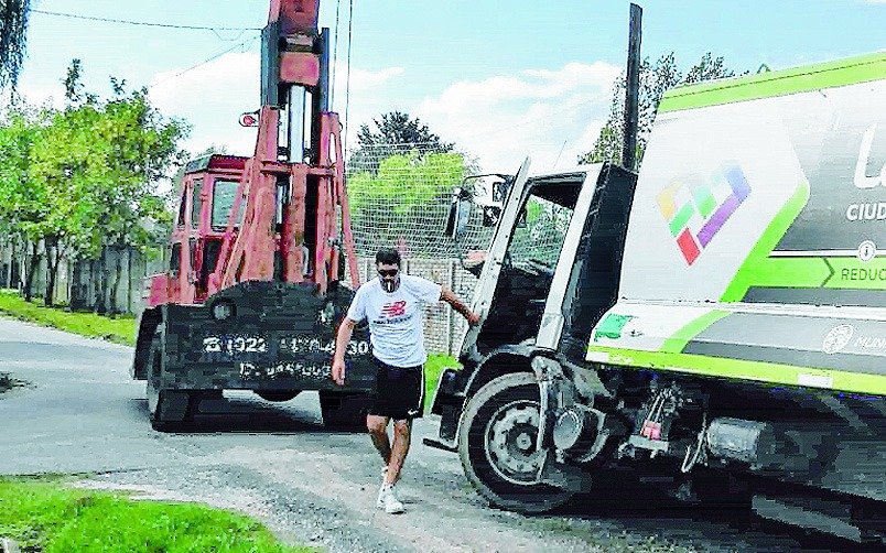 Se encajó un camión en una calle que no da más en City Bell y el rescate demoró ocho horas