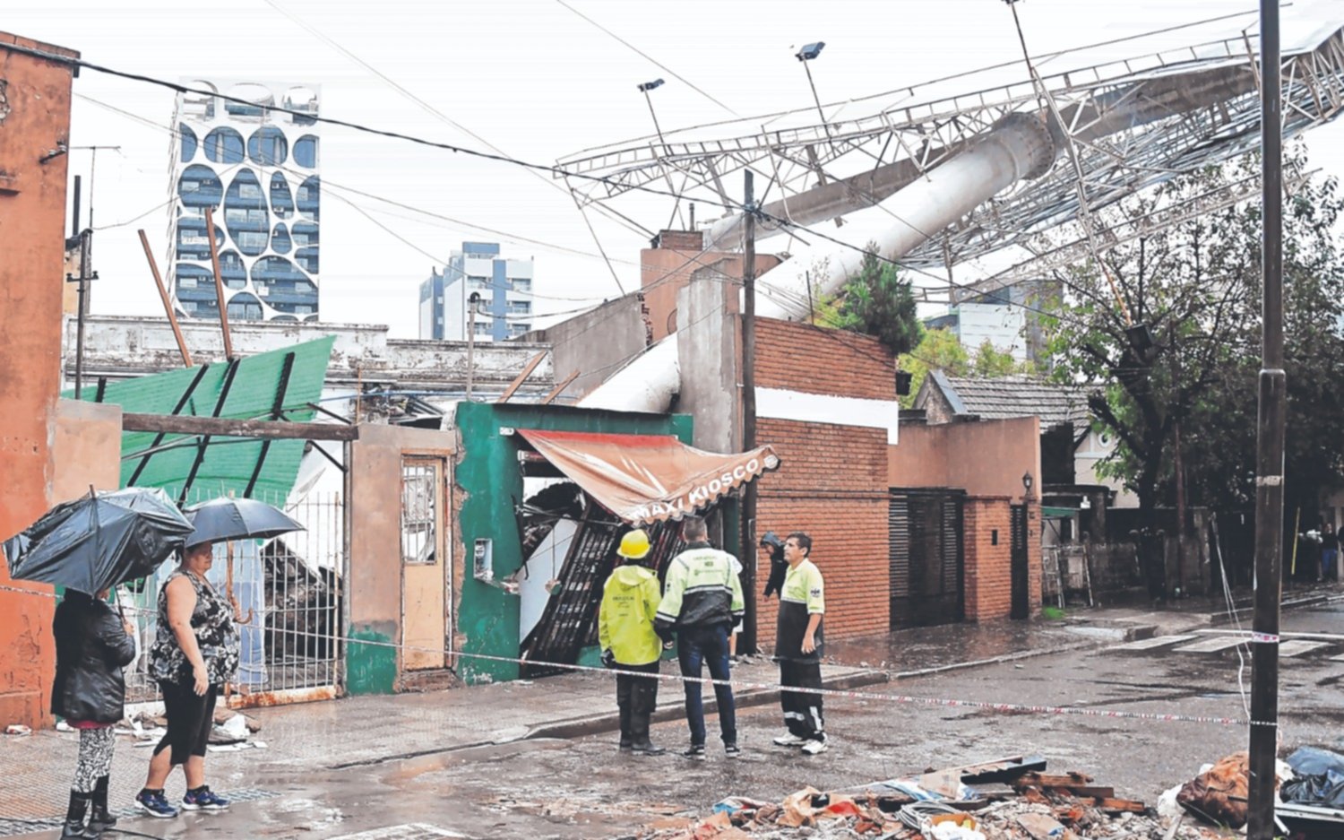 Dos muertos y serios daños tras el paso del temporal en el Conurbano