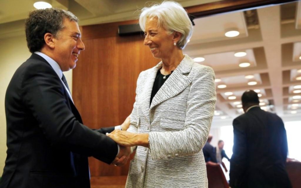 El Gobierno recurre al FMI por la incertidumbre económica y queda condicionado políticamente