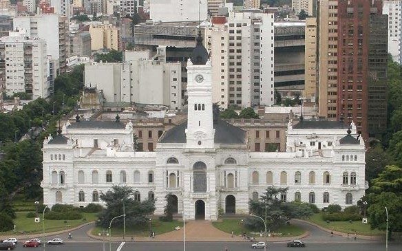 Ya asoma la polémica por el retiro del adoquinado