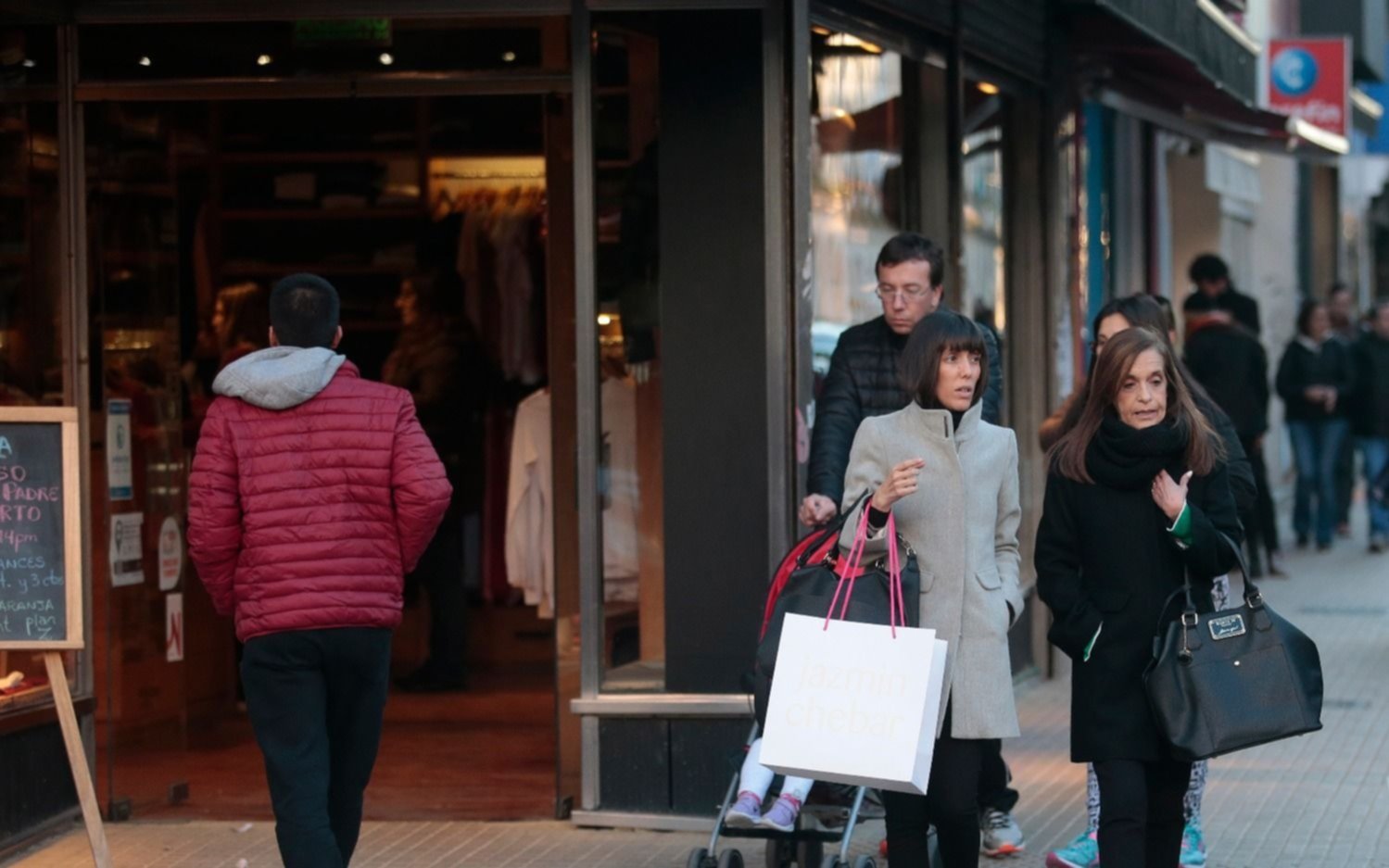 Las ventas de comercios minoristas cayeron 2,8 % en el primer semestre