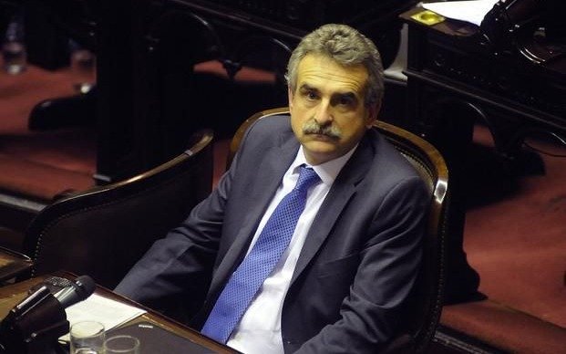 Discrepan el FpV y la UCR por la reforma militar