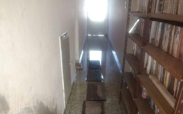 Dos jubilados platenses vivieron una pesadilla por los desbordes cloacales