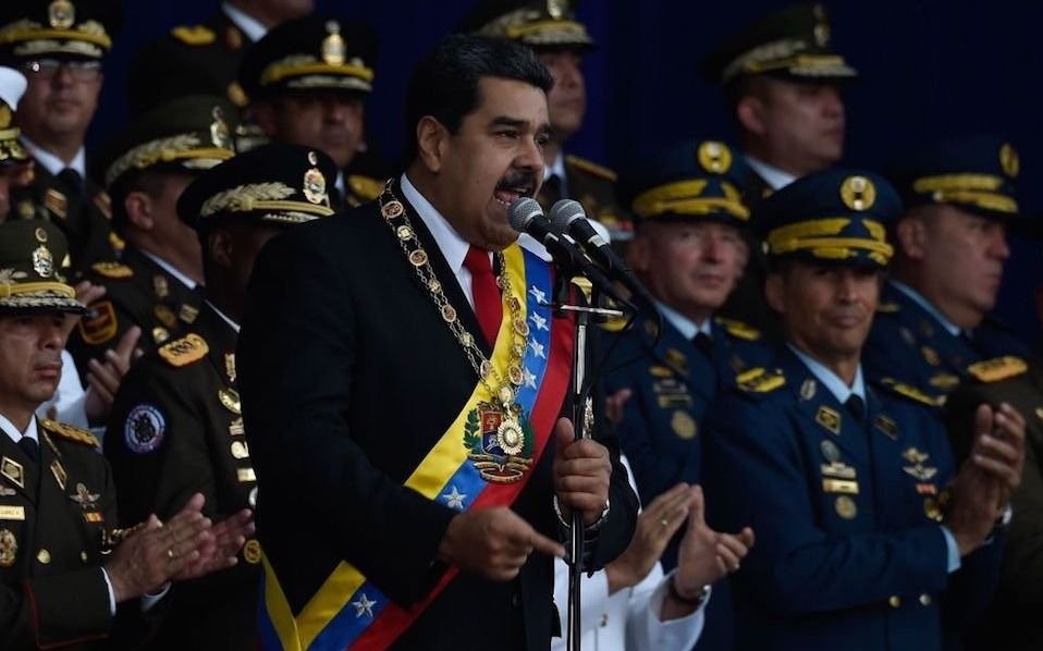 Maduro salió ileso de un presunto atentado con drones durante un acto y culpó a Santos
