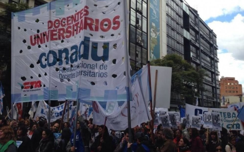 Docentes universitarios van a paritaria y se movilizan para pedir aumento salarial