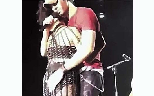 ¡Saca la mano Quique! Enrique Iglesias, desatado