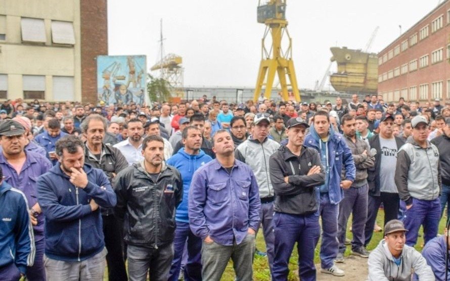 En medio de la tensión, trabajadores de Astillero marchan a la Gobernación