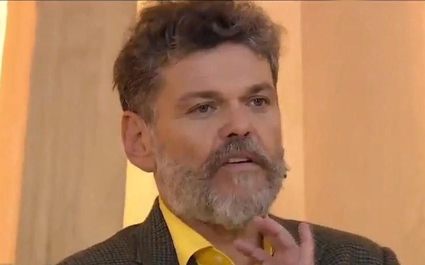 Levantan la obra de Casero por otras declaraciones polémicas