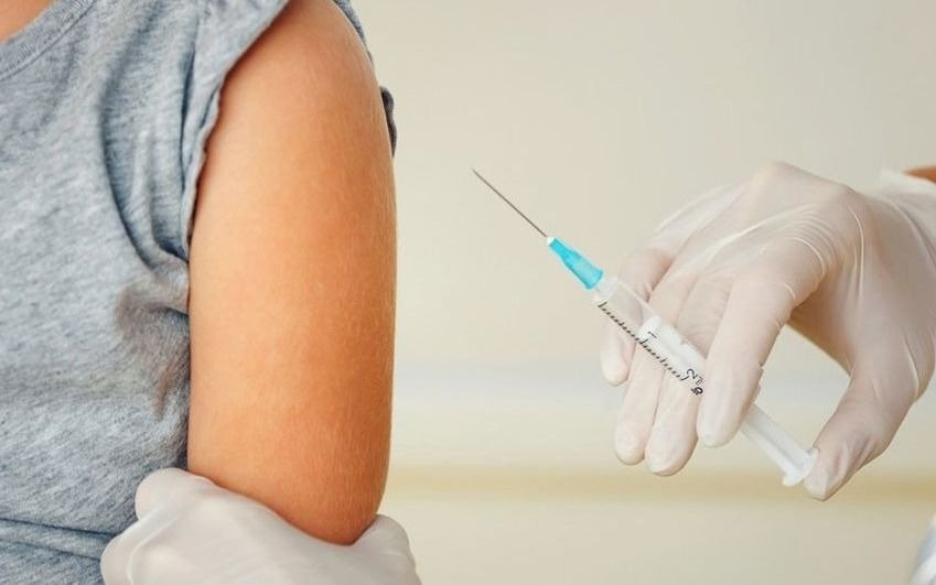 Suspenden la vacuna contra la meningitis en niños de 11 años