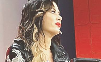 Robles picante con Jelinek: “¿Cómo paga todo?”