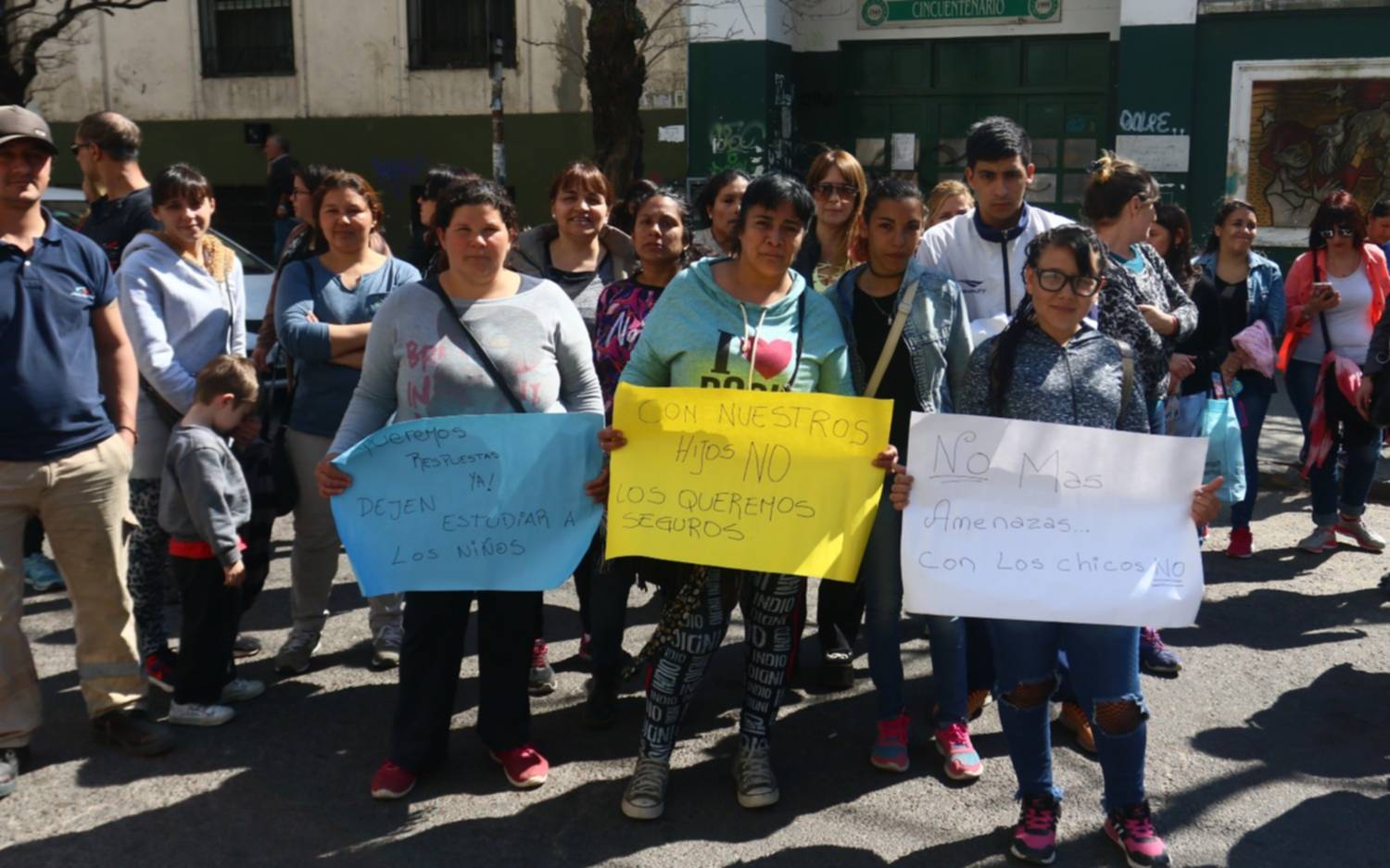 Ola de protestas y bronca de padres por las amenazas de bomba en las escuelas