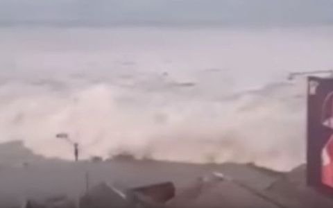 Un poderoso tsunami arrasó con poblados en Indonesia