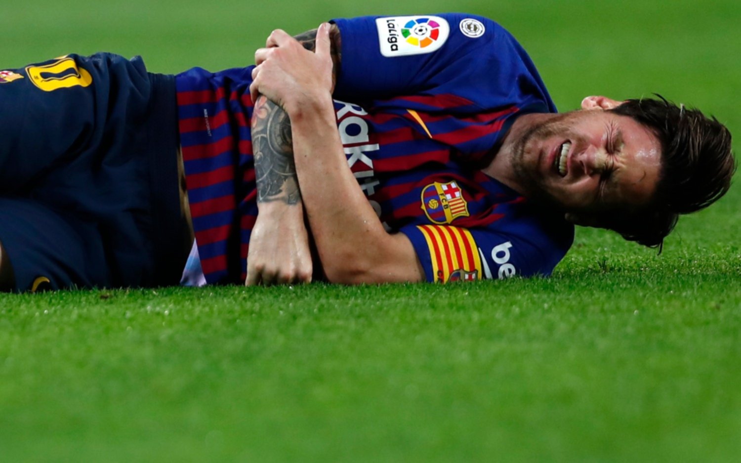 Messi sufrió una fractura en su brazo derecho y se perderá el clásico ante el Real Madrid